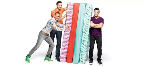 Airbnb 公司的三位創(chuàng)始人，以及他們最早的 Airbed