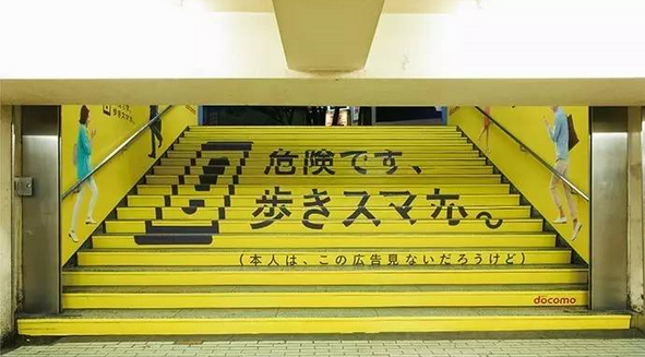 這個(gè)系列廣告有多組樣式，發(fā)揮一手吐槽功夫。