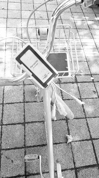 車把中間有手機充電支架，下方連接著3根充電線。