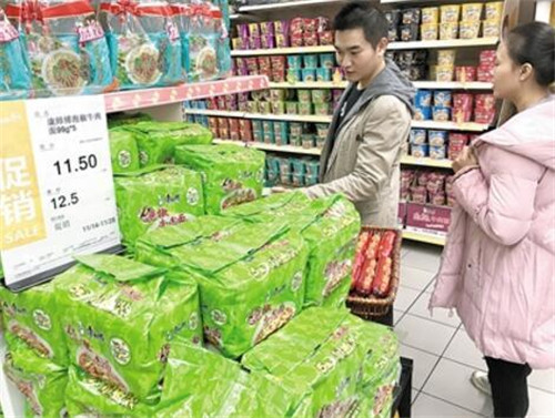 市民在超市內(nèi)購買方便面。