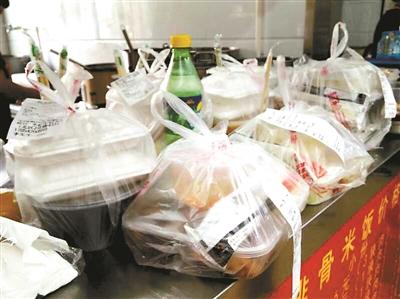 一餐館的“飯口”時段，等待“出發(fā)”的外賣擺滿案臺
