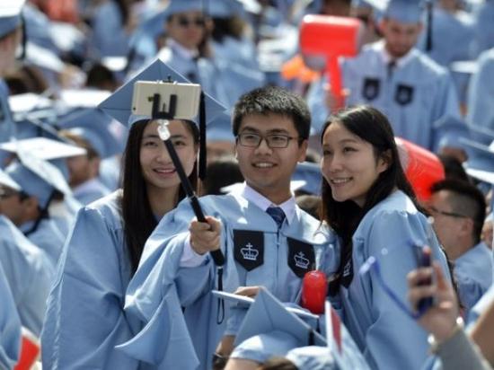 2015年5月20日，幾名中國留學(xué)生在美國哥倫比亞大學(xué)第261屆畢業(yè)典禮上自拍。約15000名畢業(yè)生參加了當天的儀式，其中包括近600名中國學(xué)生。新華社記者王雷攝