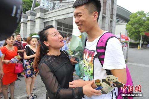 資料圖：家長給考生送上鮮花。王康明 攝