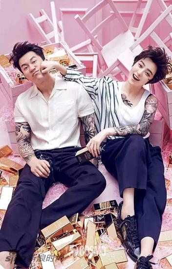 范冰冰與李晨攜手登上《時尚COSMO》的情人節(jié)封面