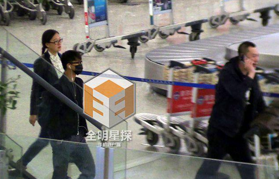 韓庚現(xiàn)身機(jī)場。
