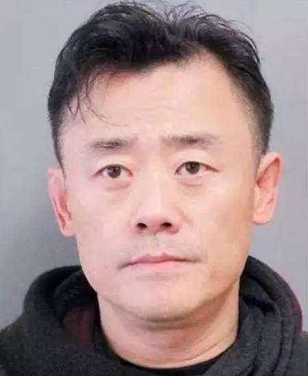 美國警方公布的周立波被捕時(shí)照片