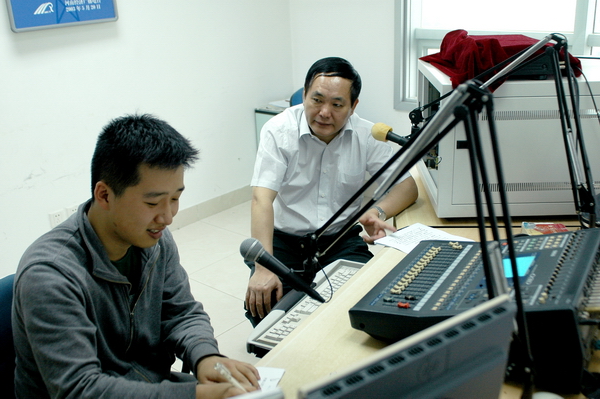 河南省政府安委會(huì)副主任、省安全生產(chǎn)監(jiān)督管理局黨組書記、局長張國輝做客《安全河南》直播室