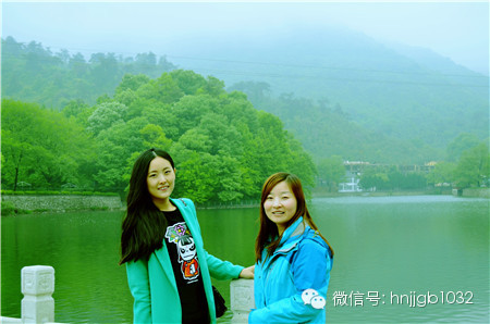奧斯卡汽車影城的美女和這個風景融入的真好啊，有木有？！