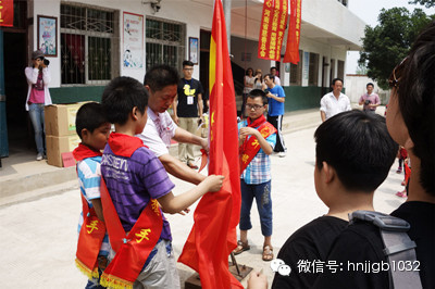 在莊嚴(yán)肅穆的國(guó)歌聲中，五星紅旗冉冉升起。學(xué)校的全體師生、愛(ài)心車(chē)隊(duì)的全體成員，共同經(jīng)歷了一次特殊的升旗