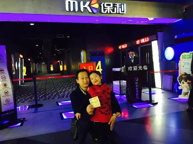 再來看兩個(gè)萌娃，表情都好有戲！