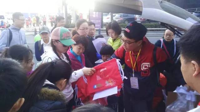 8:30準時集合，現(xiàn)場工作人員給大家分發(fā)參賽證和參賽衣服。