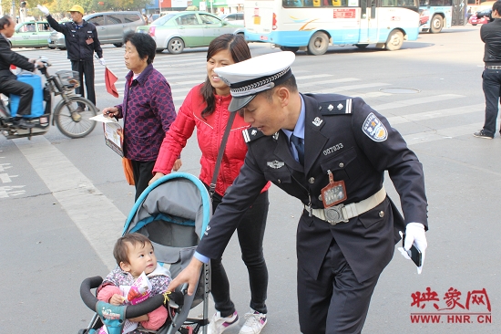 執(zhí)勤民警楊華民引領(lǐng)行人正確走斑馬線(xiàn)