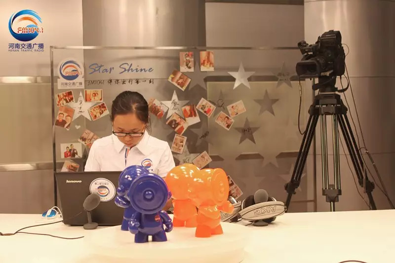 還是抽獎的姑娘比較認(rèn)真！為保證抽獎的公平公正，映象網(wǎng)進行了全程視頻直播。