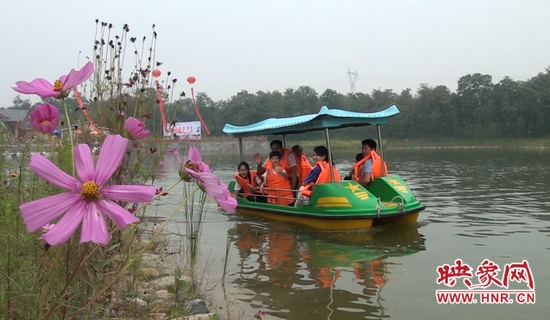 在水云間乘船游園，愜意無限