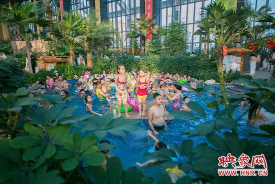 又開(kāi)始過(guò)夏天的孩子們，在溫潤(rùn)的泉水里放任天性。