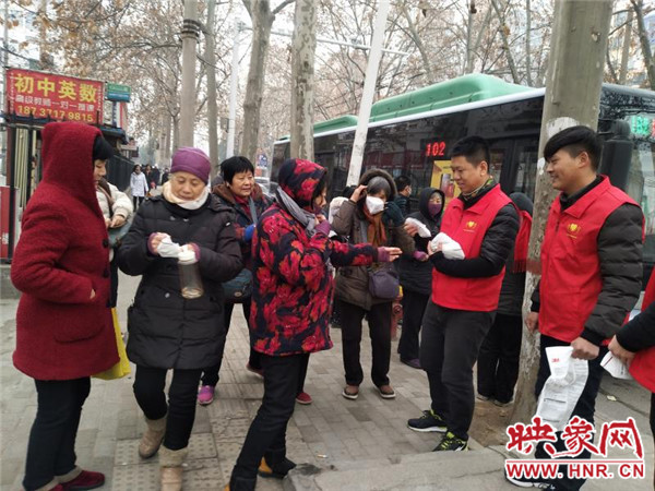 鄭州公交一公司志愿者為市民和環(huán)衛(wèi)工人發(fā)放免費口罩 鄭州公交一公司志愿者為市民和環(huán)衛(wèi)工人發(fā)放免費口罩