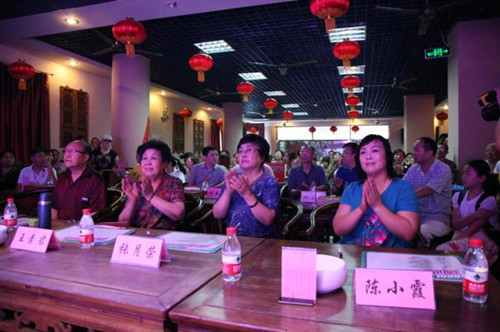 我省著名豫劇表演藝術(shù)家素君（左2）、常香玉弟子、國(guó)家一級(jí)演員張?jiān)聵s（右2）