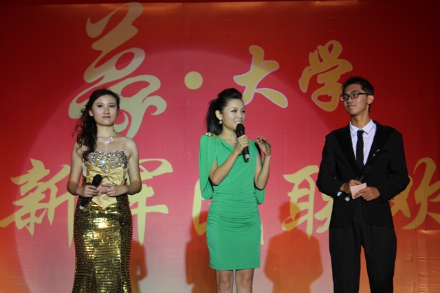 教育廣播女主播葉子現(xiàn)身晚會(huì)，與學(xué)生同臺(tái)主持