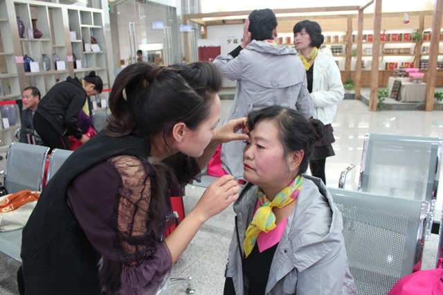 活動開始前，教育廣播女主播幫參與活動演出的老人化妝