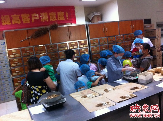 　　接下來(lái)，要進(jìn)入到有中醫(yī)“博物館”之稱的中藥房去探秘啦！藥房那些小抽屜里面裝的是什么？孩子們很好奇