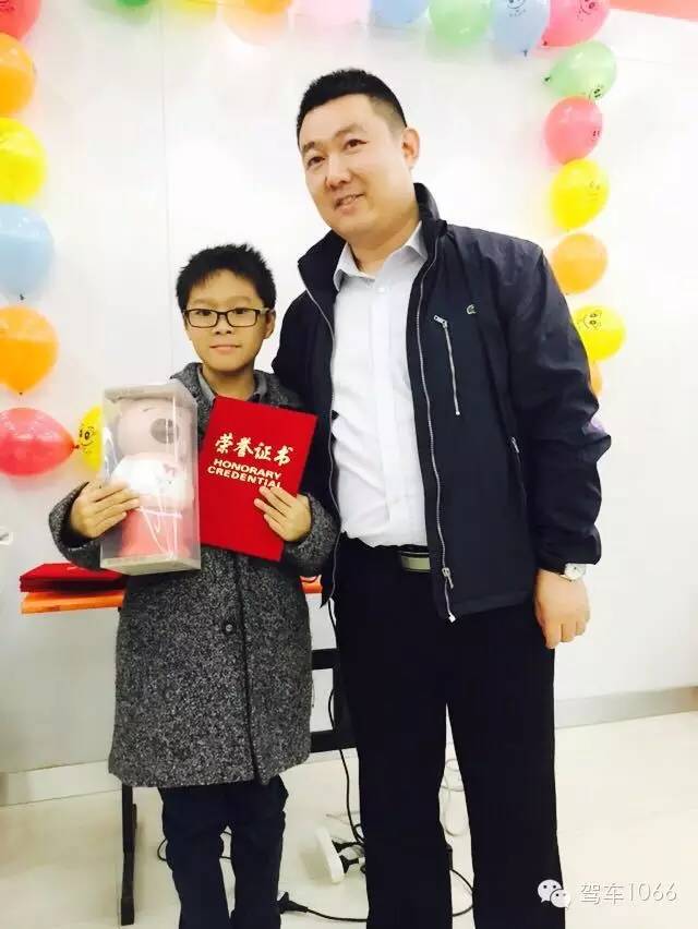 我是小小銀行家，來跟行長合個(gè)影哦