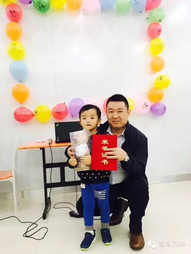 我是小小銀行家，來跟行長合個(gè)影哦