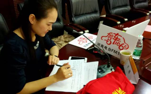 這一環(huán)節(jié)由我們1066的人氣美女主播子楊主持，認真的子楊是不是超級美麗呢。