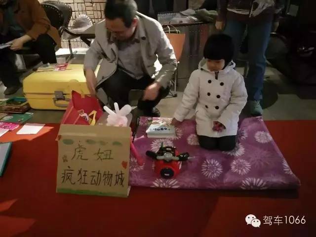 這位小老板的攤位擺的有模有樣的，不過旁邊這位酷爸怎么這么眼熟？