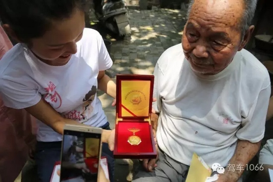 老兵聽不到我們在說什么，今年98了。