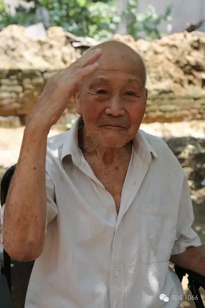 老兵身子骨不行了，九十多歲了……也許軍禮不那么標(biāo)準了，但是這一幕還是感動到了我們……