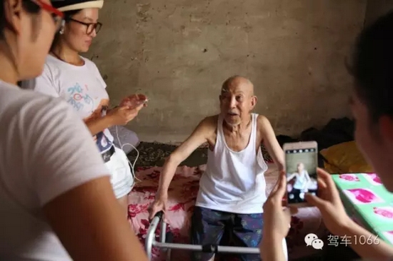 老兵老兵，你的勛章呢，國家給你的那個？