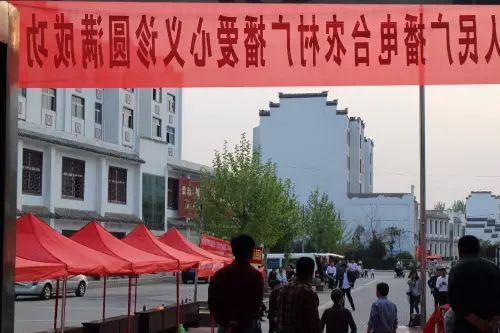 在大家的齊心努力下，終于在天黑前將第二天義診活動場地搭建好了。
