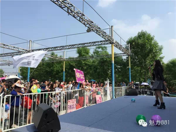 輕輕躍起、優(yōu)美身段，新聞小姐李江