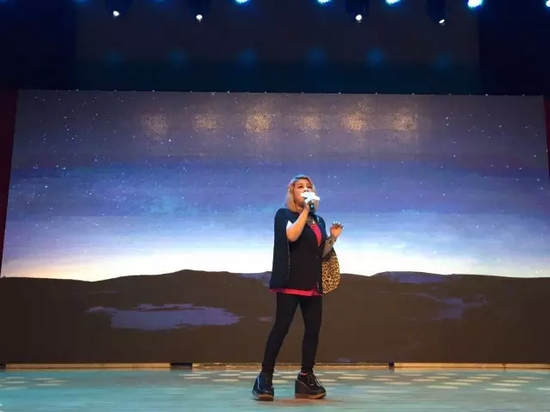 聽(tīng)傅薇繼續(xù)演唱《對(duì)愛(ài)渴望》 聽(tīng)傅薇繼續(xù)演唱《對(duì)愛(ài)渴望》