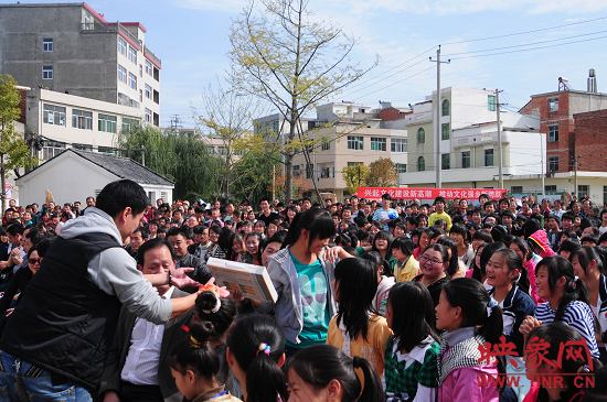演出現(xiàn)場觀眾積極參與、氣氛熱烈。