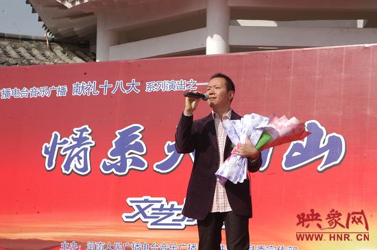 魅力881主持人、新聞先生凱文在演唱