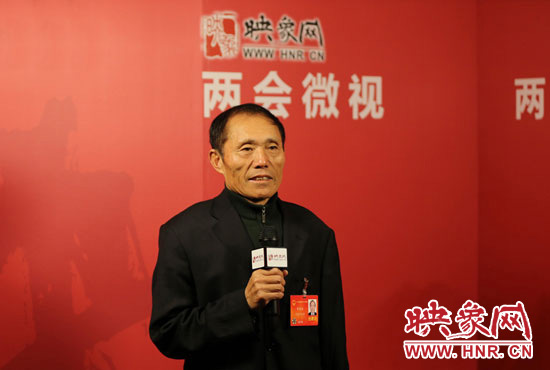 3月4日，全國人大代表、濮陽縣西辛莊村支部書記李連成在映象網(wǎng)全國兩會(huì)北京演播室做客《兩會(huì)微視》訪談。