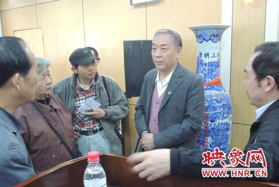 講座結(jié)束后，聽眾向戚建莊提問。