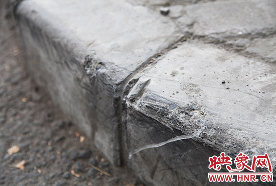 車道邊上的臺(tái)階，滿是電動(dòng)車摔下碰撞的痕跡