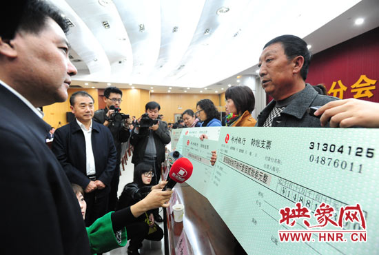 最高人民法院執(zhí)行局局長劉貴祥、河南省高級(jí)人民法院院長張立勇親手為申請執(zhí)行人員發(fā)放執(zhí)行款