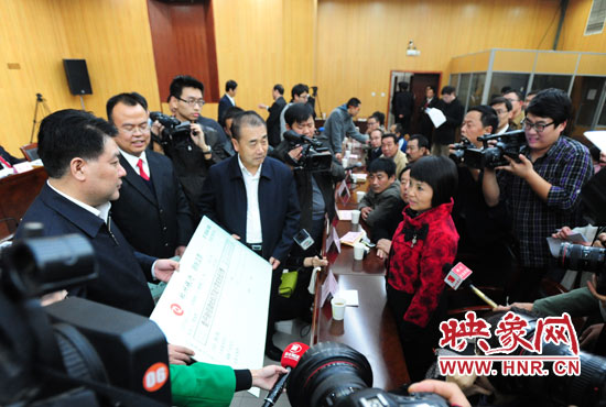 最高人民法院執(zhí)行局局長劉貴祥、河南省高級(jí)人民法院院長張立勇親手為申請執(zhí)行人員發(fā)放執(zhí)行款