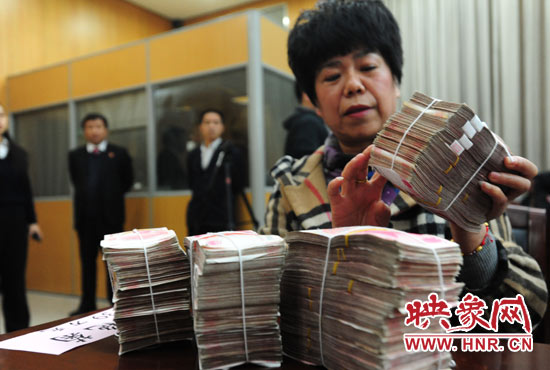 當(dāng)天共發(fā)放執(zhí)行款4110萬元。其中，支票4018萬元，現(xiàn)金92萬元。