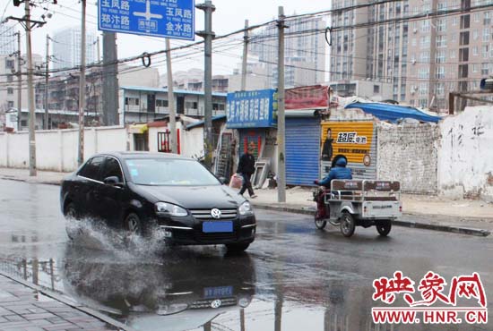 機(jī)動(dòng)車(chē)路過(guò)，濺起一米多高的水花