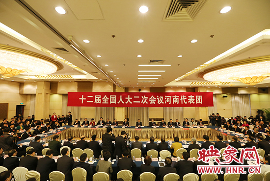 3月5日下午，第十二屆全國人代會河南代表團召開全體會議，議論政府工作報告。