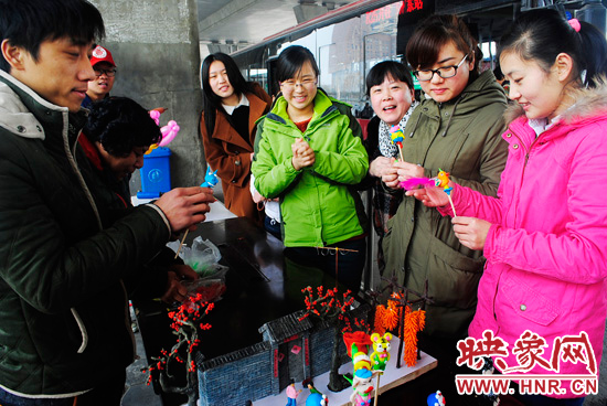 慶?！叭藡D女節(jié)” 鄭州B1路司機(jī)為女車長(zhǎng)免費(fèi)捏面人