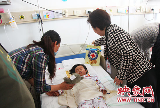 9名已經(jīng)實施手術的患兒恢復情況良好，趙國新給孩子們帶去慰問品