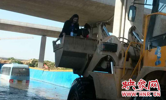 鏟車(chē)救人