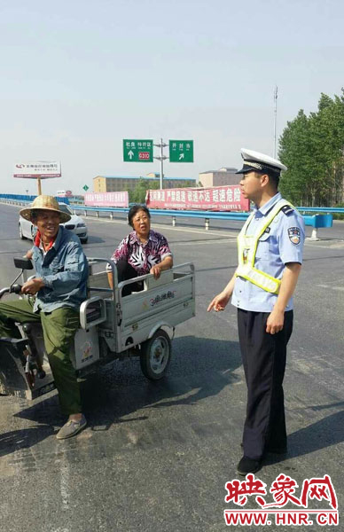 為抄近道走親戚，開封老漢騎電動三輪車上高速。