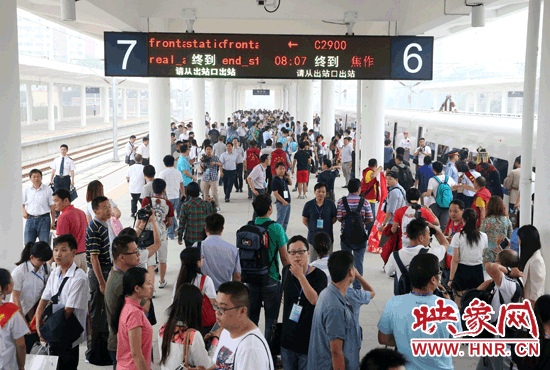 自6月25日鄭焦城際鐵路開通以來，客流量遠(yuǎn)遠(yuǎn)超出預(yù)期。