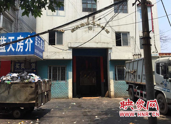 城北路環(huán)衛(wèi)中轉(zhuǎn)站門前的垃圾車裝滿了生活垃圾，腐臭味撲面而來(lái)